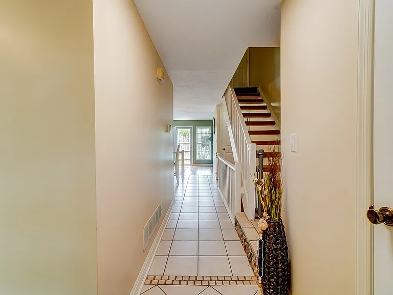 8064 Hetz Dr — Photo 7