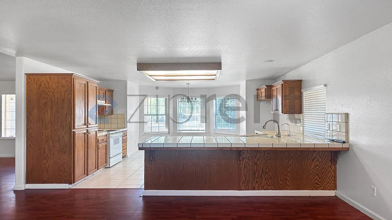 3 bed, 1525 sqft, $2,360 — Photo 4