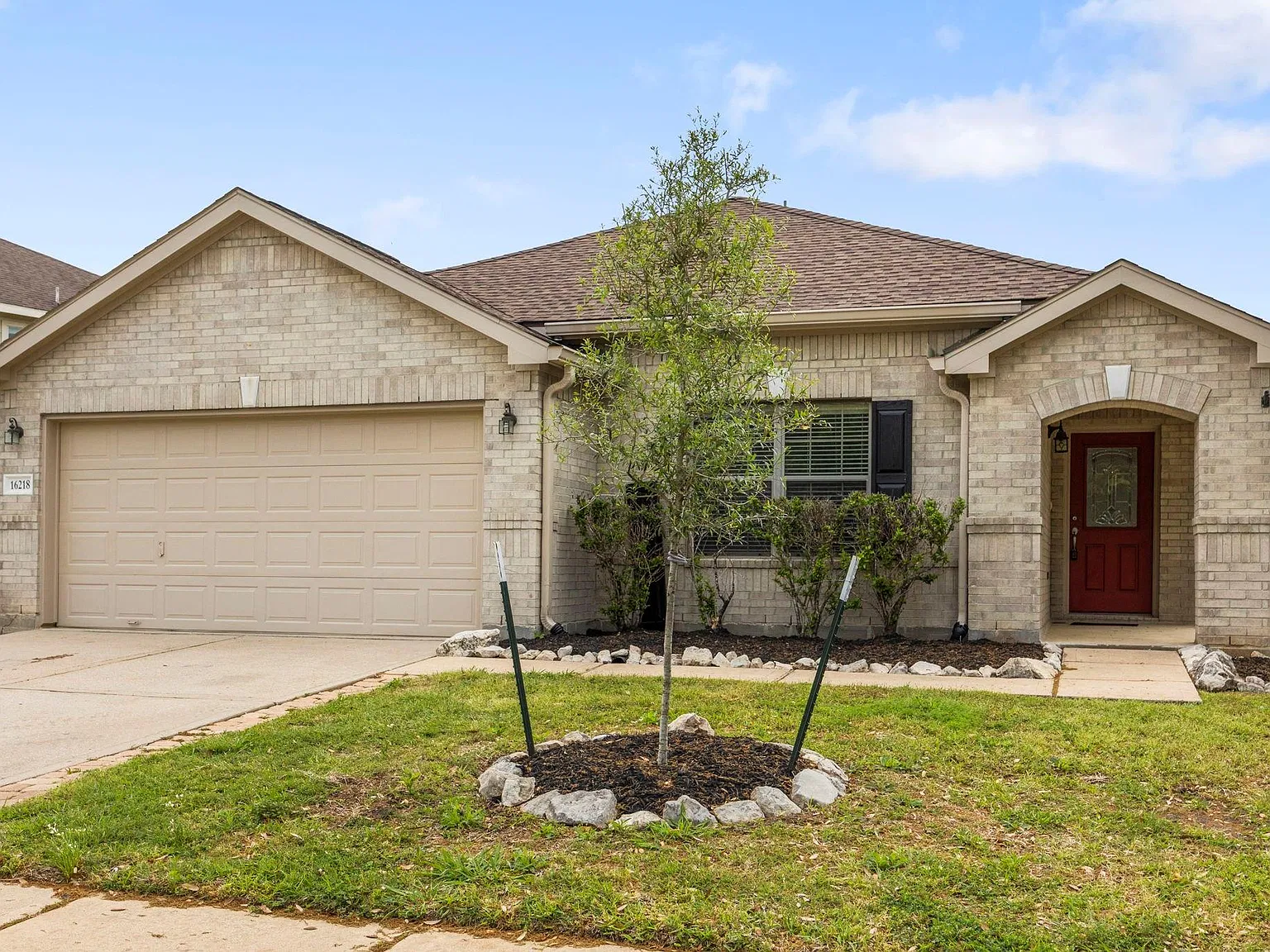 3 bed, 2.0 bath, 2180 sqft, $2,200 — Photo 2