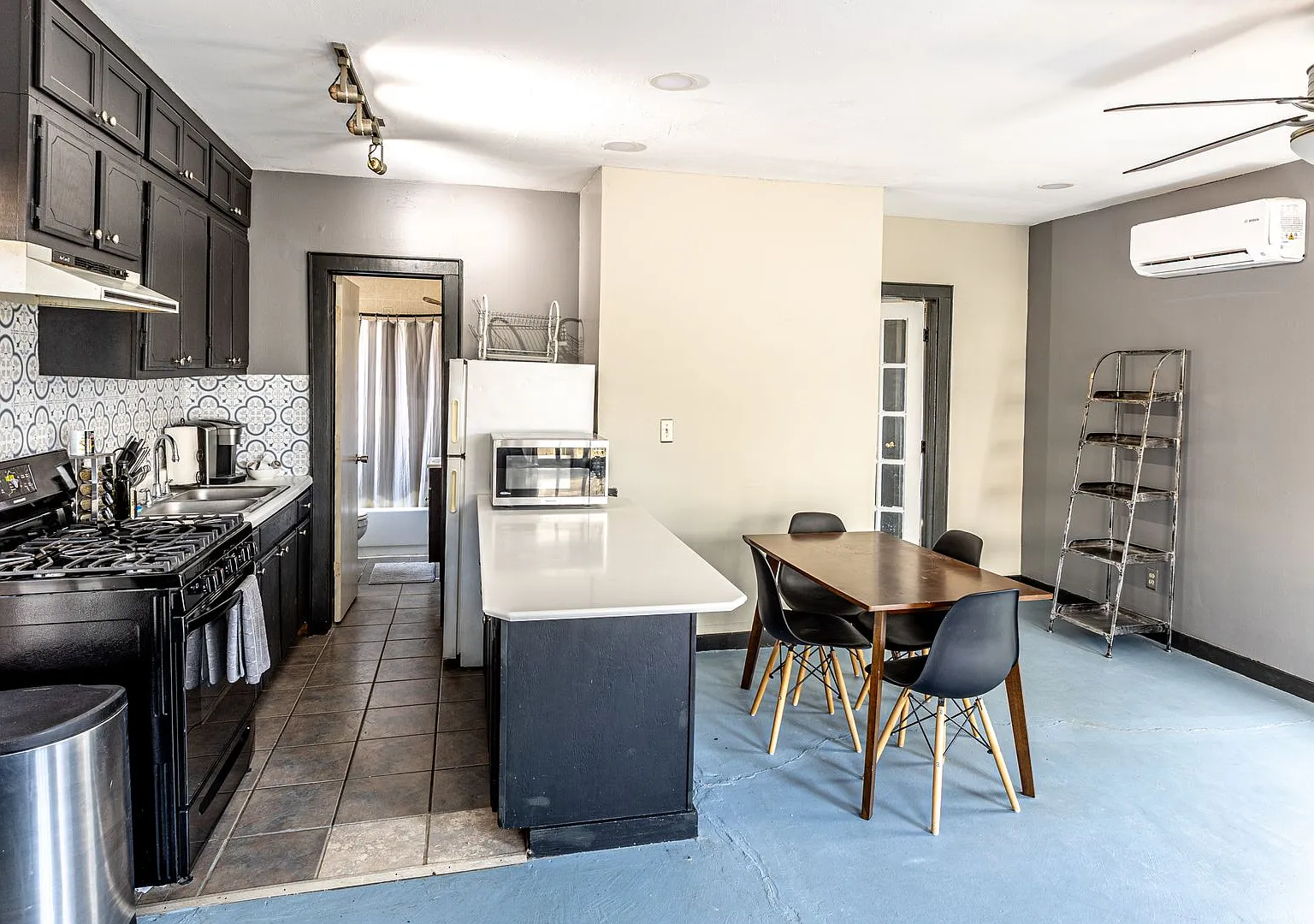 Fully Furnished Apartment in Historic Tracy Park — Photo 2