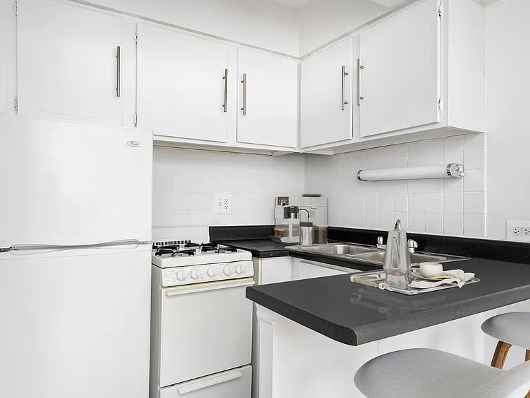 544 W. Melrose — Photo 2
