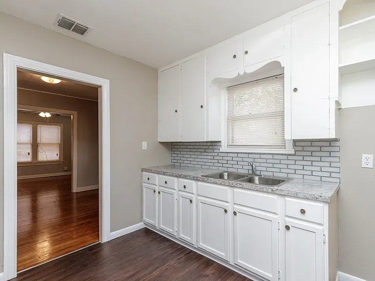 2822 Sarita St — Photo 2