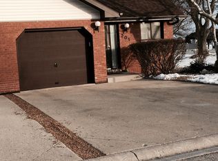 201 Fairview Dr, Manhattan, IL 60442