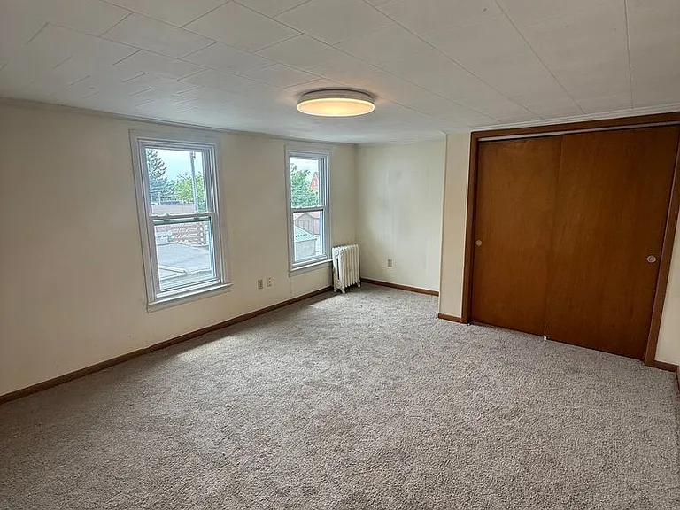 215 E King St — Photo 5