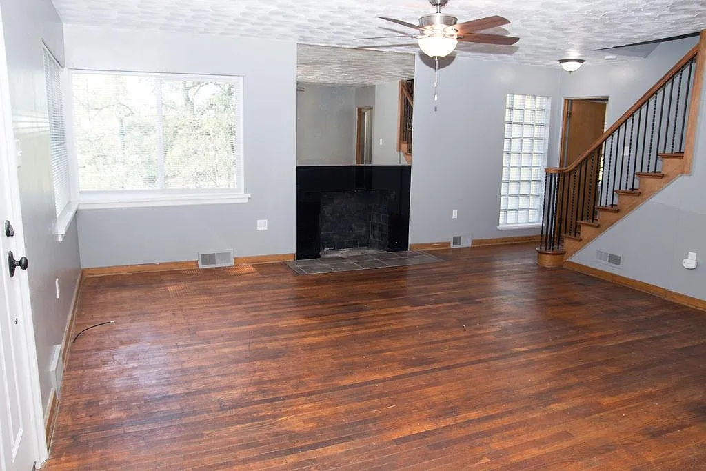 1223 Greenbrier Rd — Photo 4