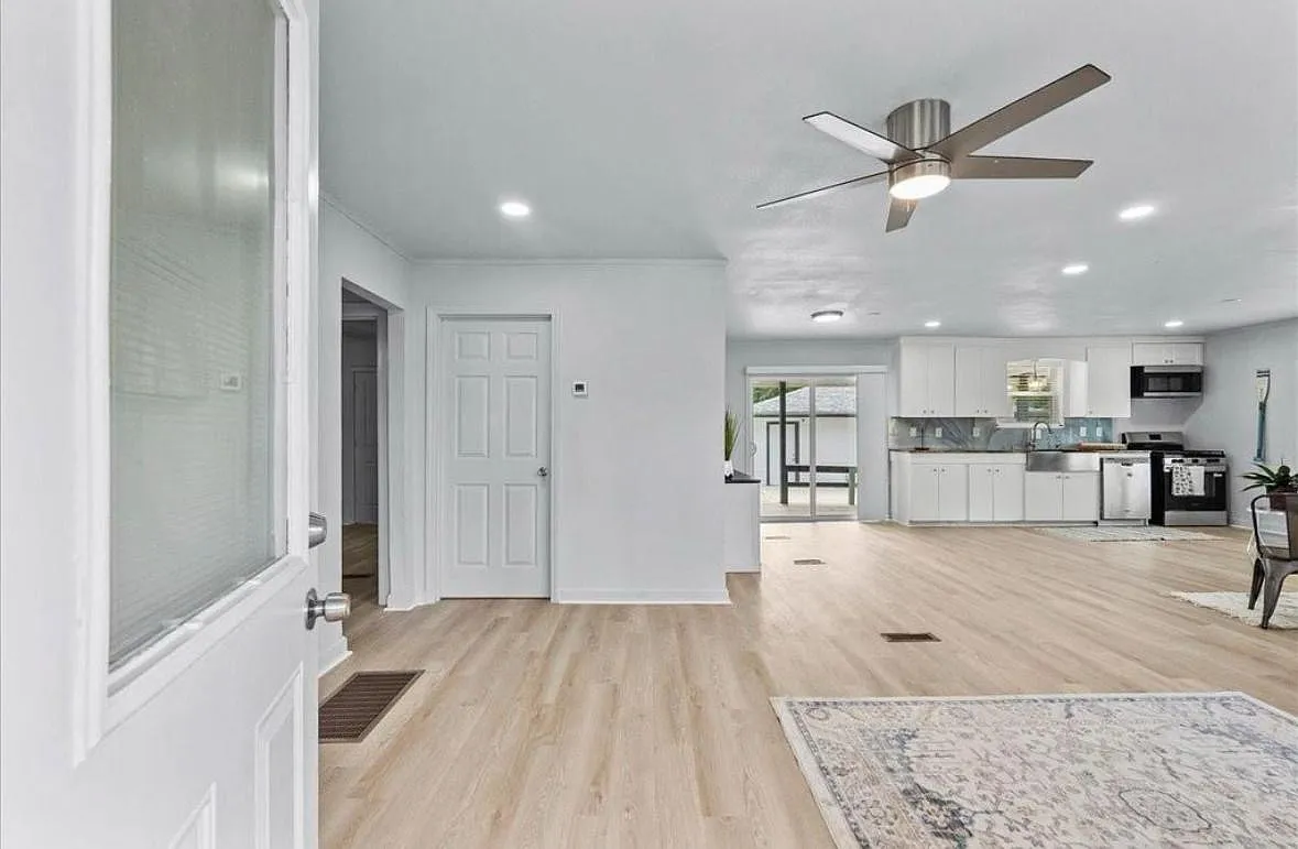 3 bed, 1198 sqft, $1,950 — Photo 2