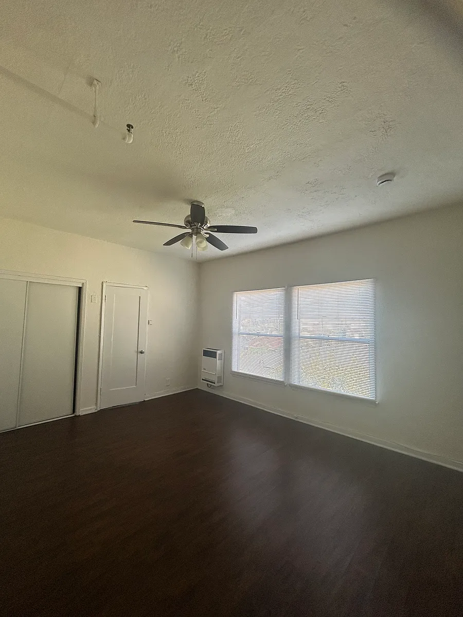 Building Photo - 4367 Oakwood Ave #303