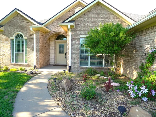 2232 N Village Dr, Bonham, TX 75418