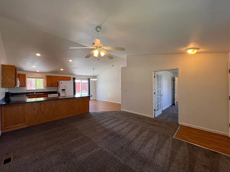2628 Elizabeth Pkwy — Photo 9