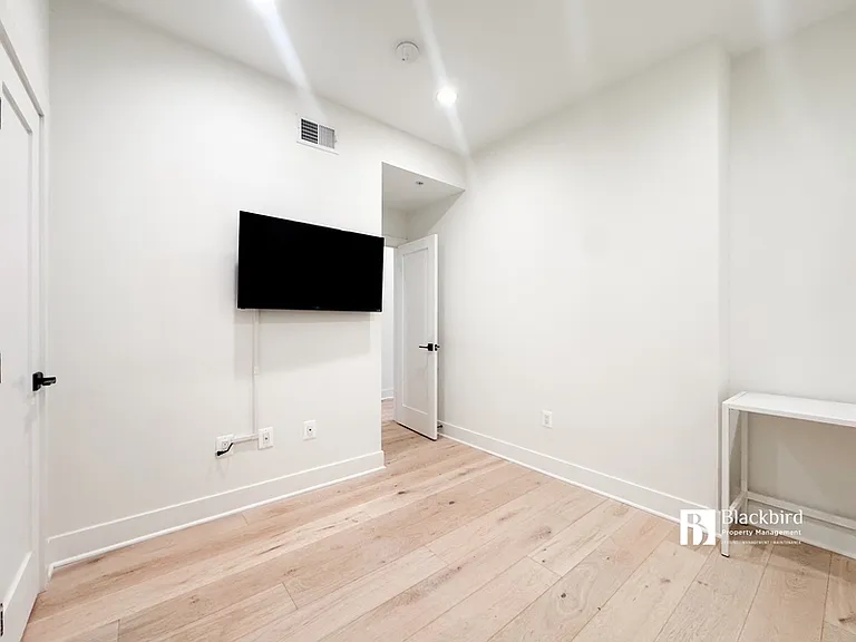 1011 18th St NE #6 — Photo 15