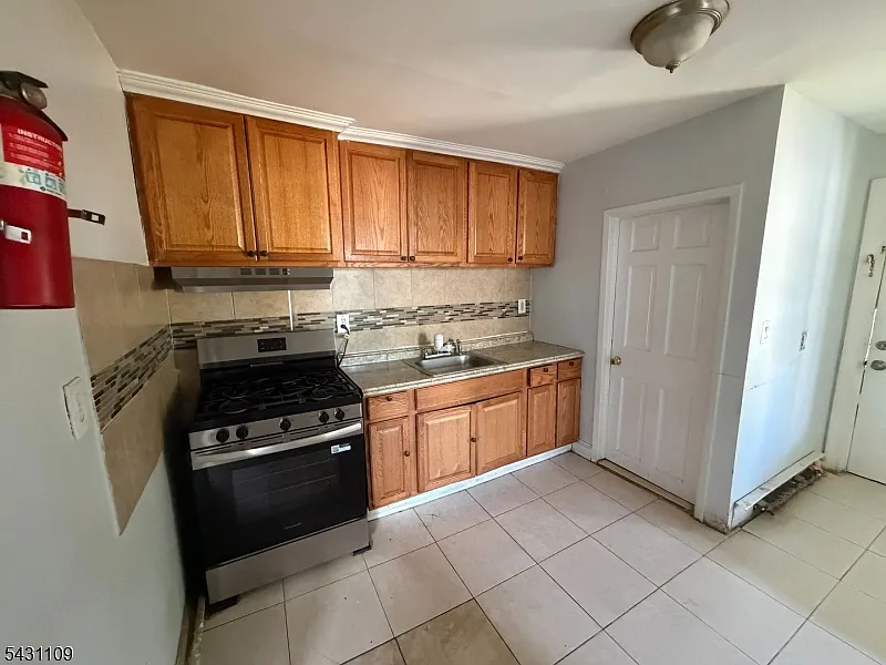 5 bed, 1.0 bath, $3,150 — Photo 3