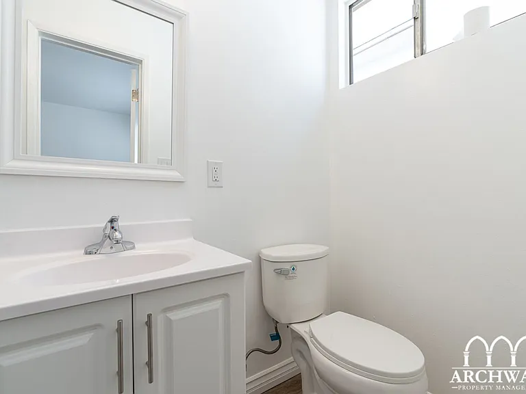 1115 Glenville — Photo 10