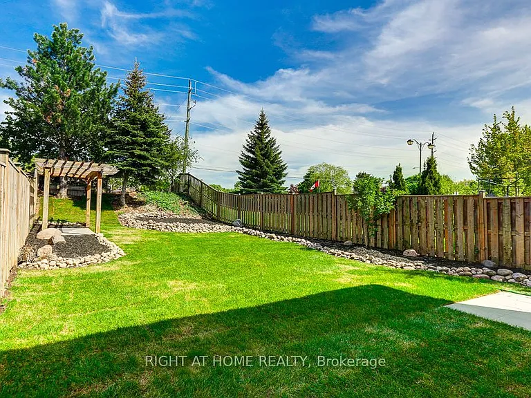 402 Lausanne Cres — Photo 33