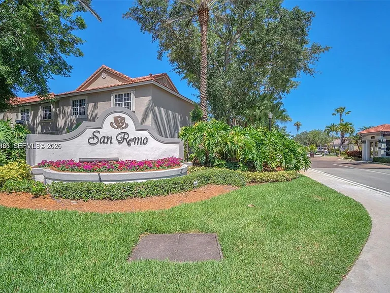 800 Sorrento Dr #2 — Photo 35