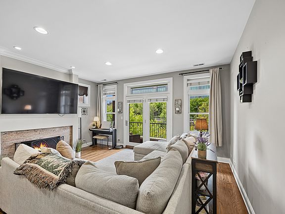 2nd image of 1122 W Hubbard St APT 3E