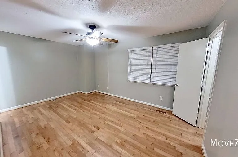 4233 Baylor St — Photo 4