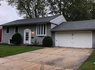 709 Parkside Cir, Streamwood, IL
