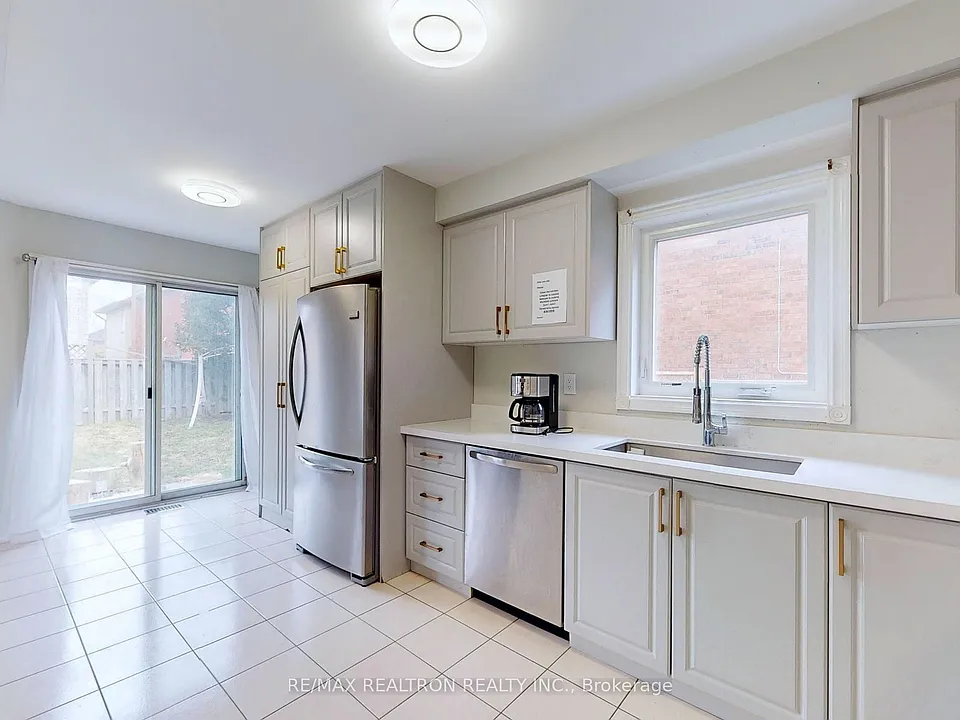 8 Estoril St #UPPER
