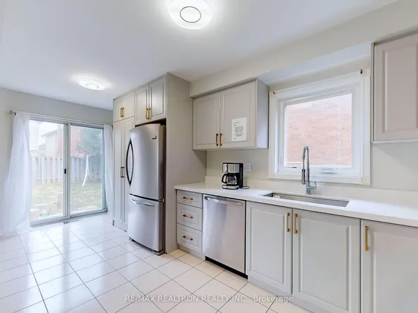 8 Estoril St, Richmond Hill, ON L4C 0B9