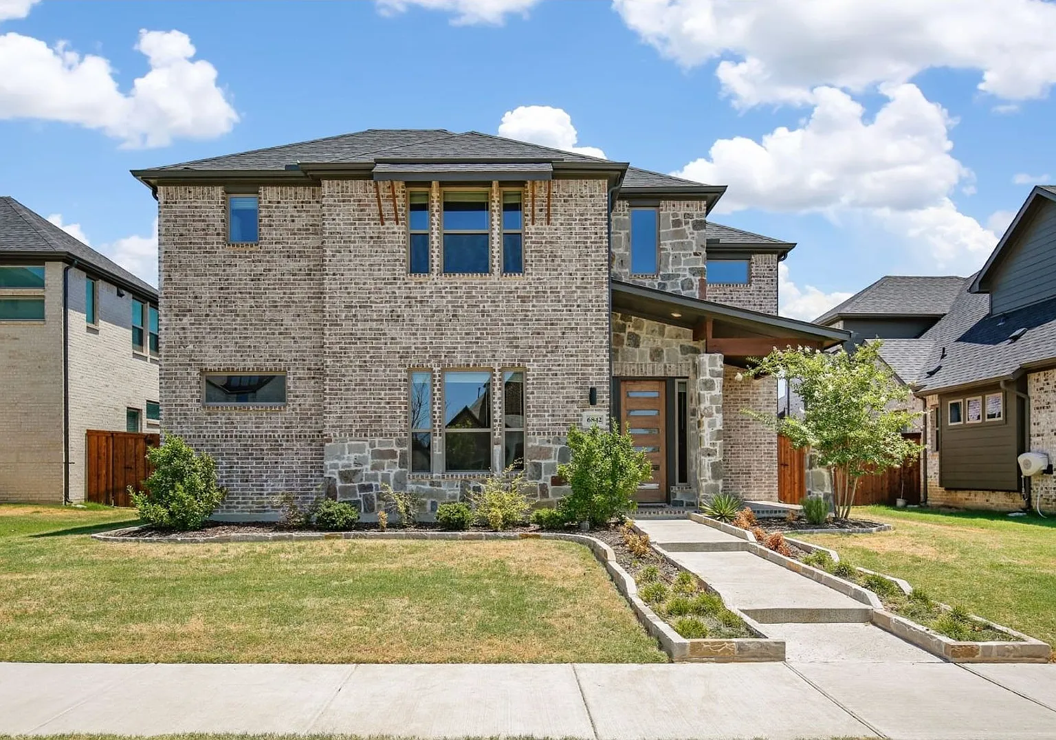 This 2019 built house has all you need! Location! — Photo 1