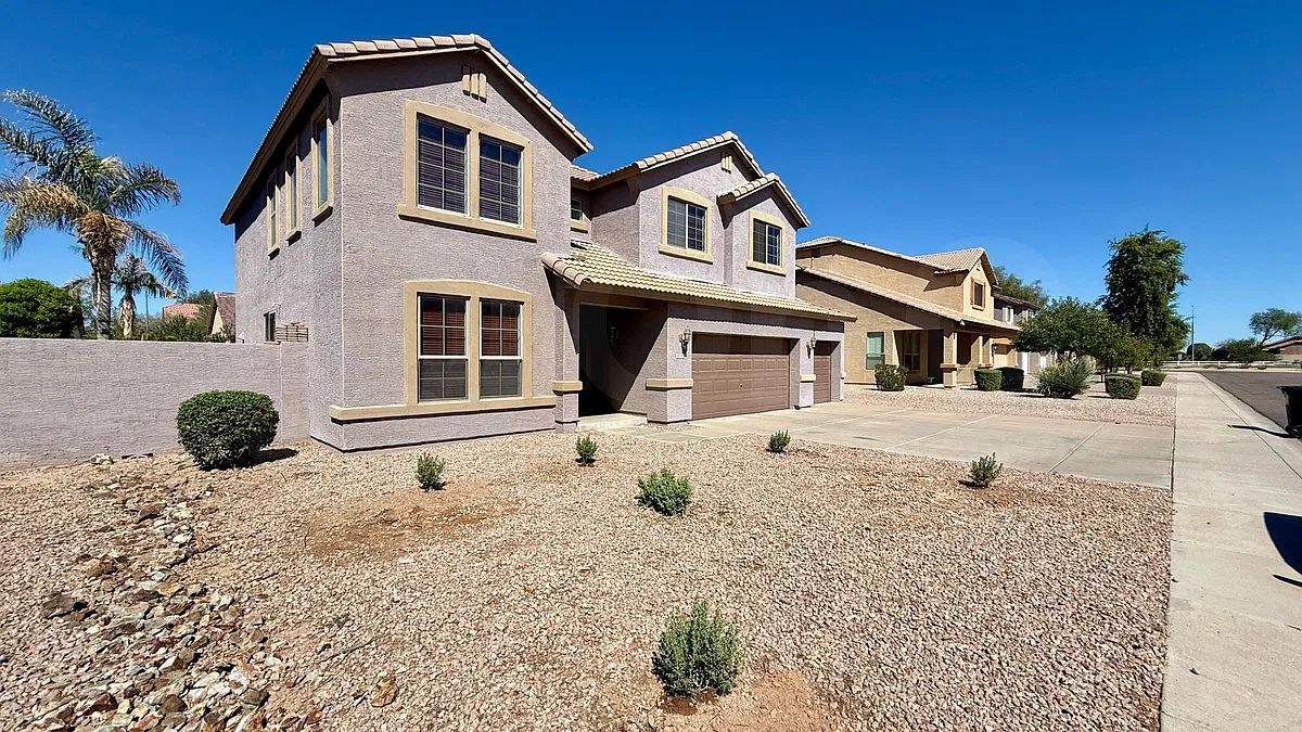 5 bed, 2.5 bath, 2794 sqft, $3,199 — Photo 2
