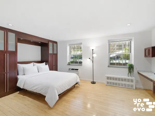 318 West 15th Street image 1 of 11