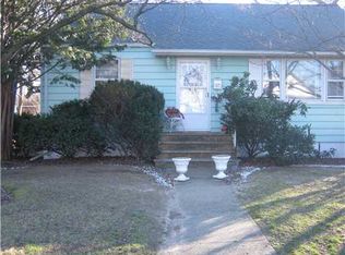 16 Latonia St, Edison, NJ 08817