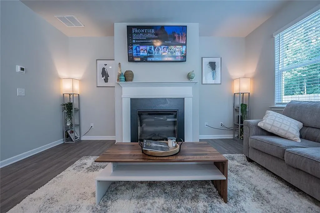 3 bed, 2.5 bath, 2020 sqft, $2,800 — Photo 2