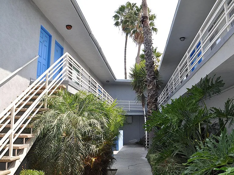 Diplomat South — Photo 3
