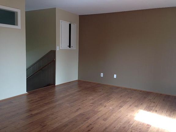 Lving room (facing north)