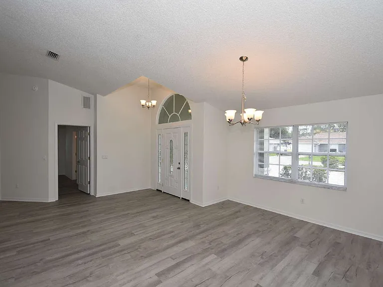 33 Poinsettia Ln — Photo 6
