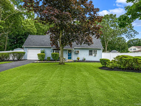 688 Hawkins Road E, Coram, NY 11727