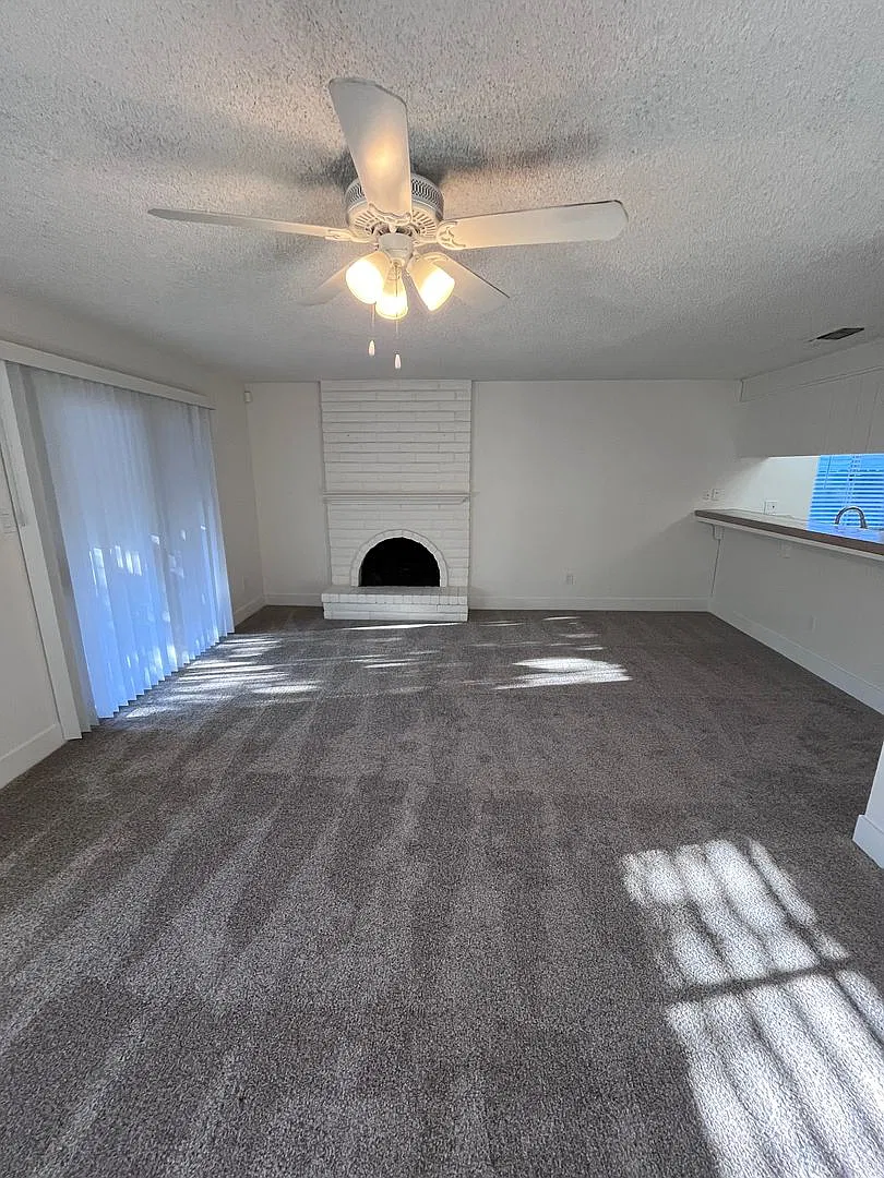 Updated 3 Bedroom House W/ Rv Access!! — Photo 4