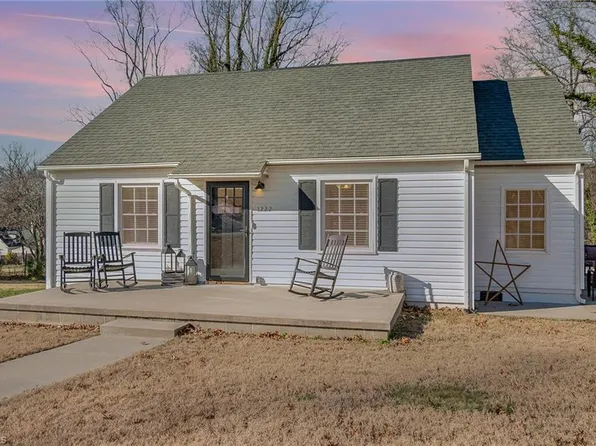 1222 Maiden Ln, Reidsville, NC 27320