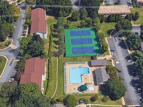 Community Tennis and Pool - Just a short walk from condo