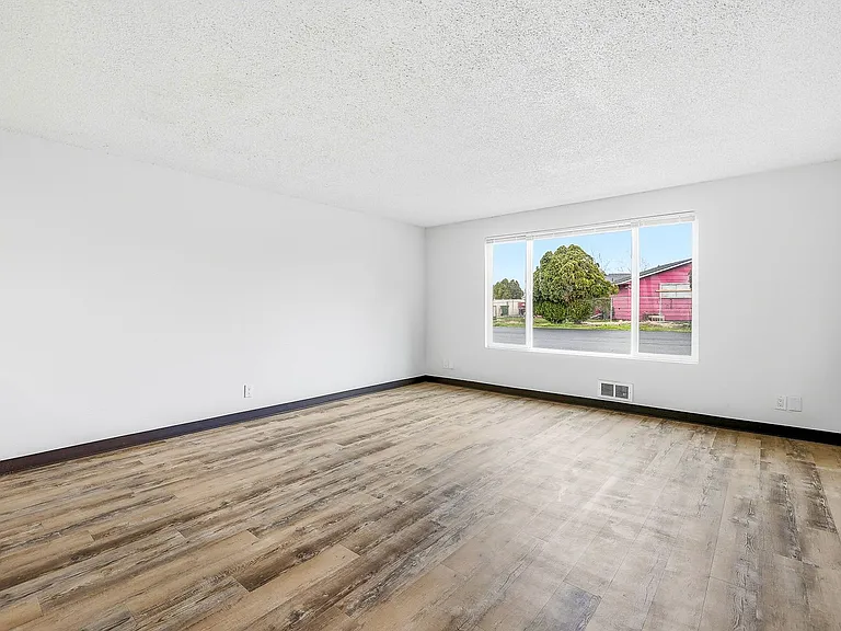 1 Month Free Rent Move In Special! Under New Management! — Photo 14