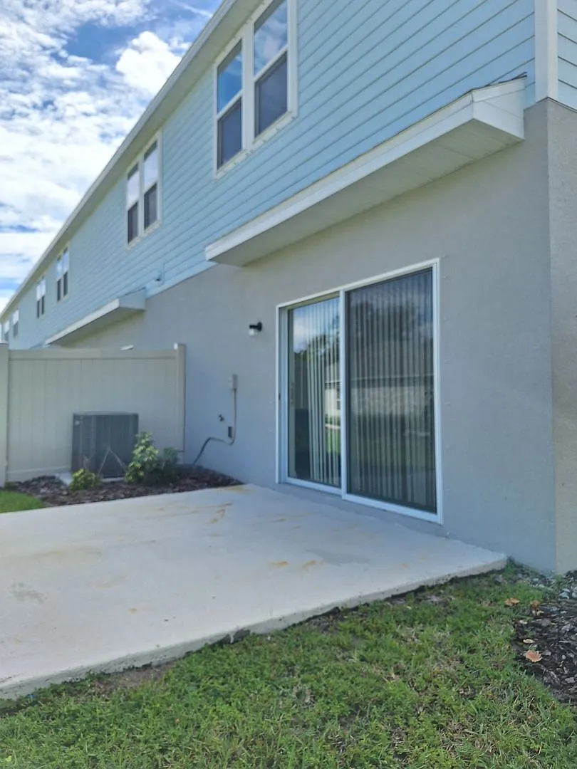 3br 2.5ba Townhome — Photo 2