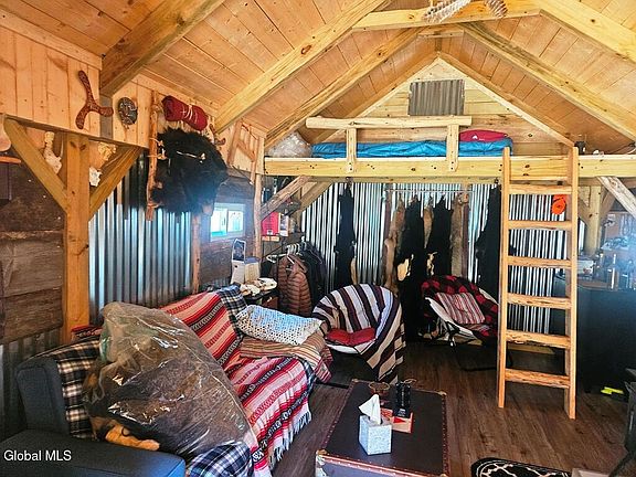 4th image of 915 Mill Valley Road