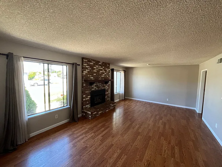 1090 Foxenwood Dr — Photo 6