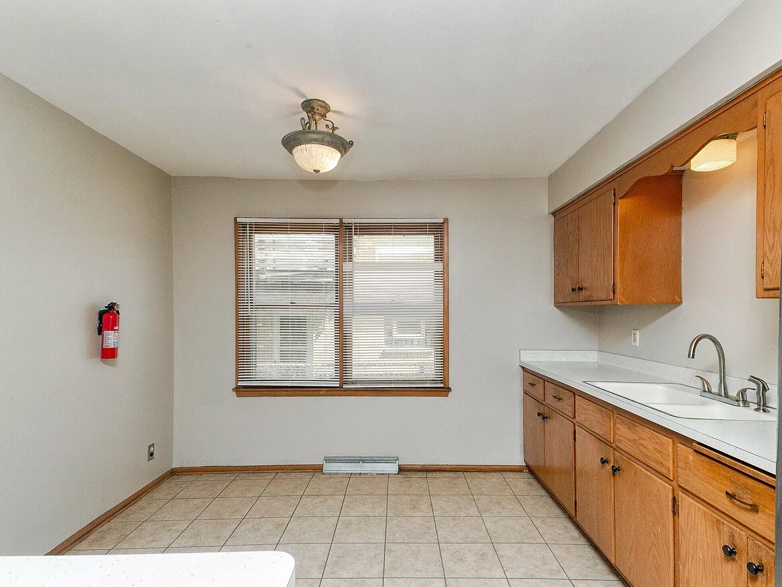 3 bed, 1045 sqft, $1,350 — Photo 2