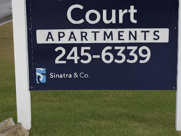 Colonial Court Apartments — Photo 11