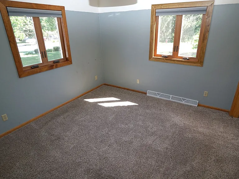 1518 Mendota St — Photo 7