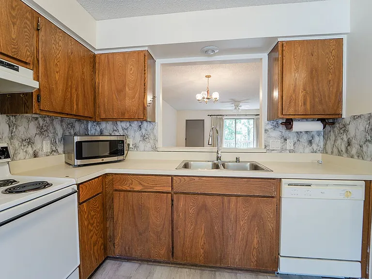16 Lindsay Ln — Photo 3