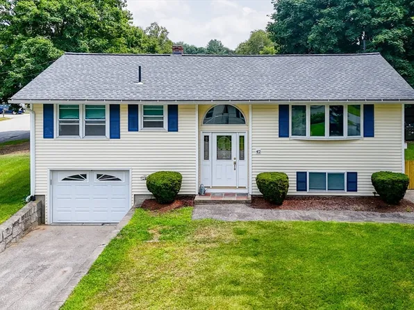 42 Tanglewood Dr, Dracut, MA 01826