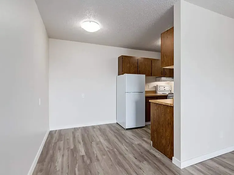 42 Campbell Cres SE #102 — Photo 13
