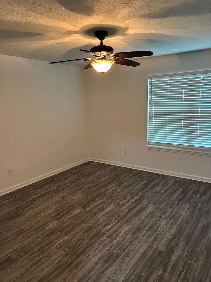 Newly renovated Three Bedroom Townhouse — Photo 4