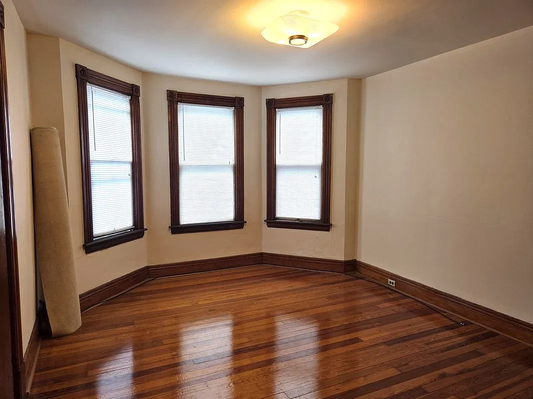 3 bed, 1.0 bath, 1366 sqft, $1,600 — Photo 2