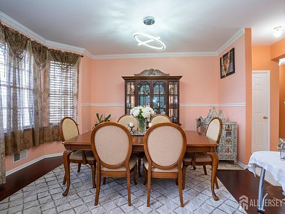 4th image of 44 Lexington Rd