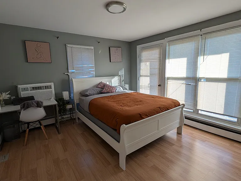 Primary BR w/ En-Suite Bathroom