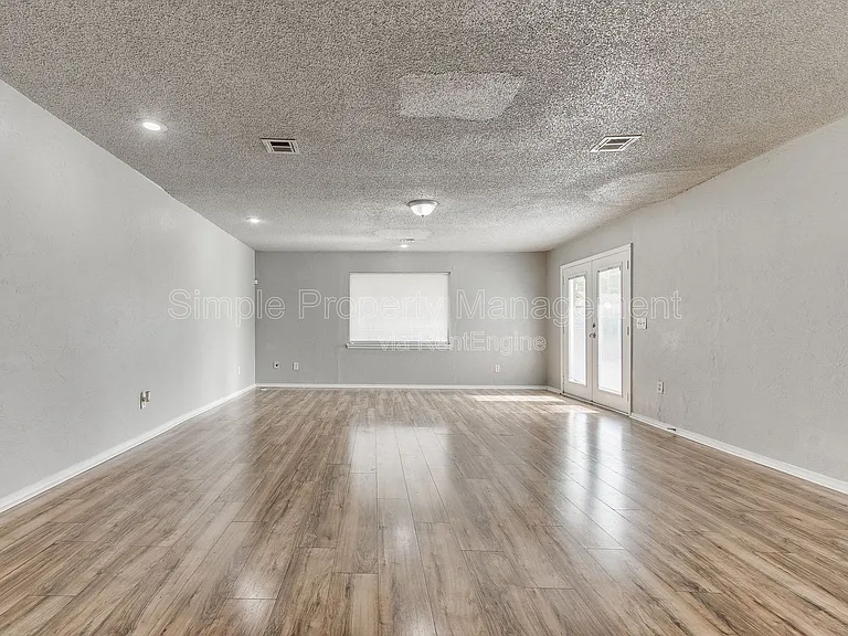 7505 NW 29th St — Photo 10